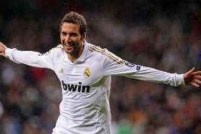 米兰体育正版平台-英超球队采用动态防守策略对抗对手高压进攻效果评估，英超当下最流行的战术打法, 或将引领世界足球潮流!